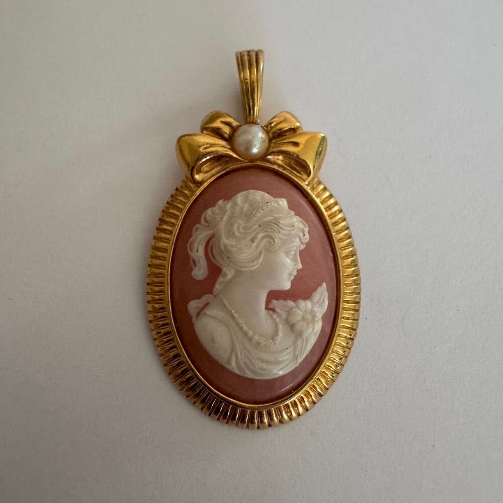 Vintage Avon Cameo Portrait Pendant Gold Tone Faux Pearl Pendant